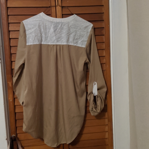 Beautiful blouse - Picture 2 of 4